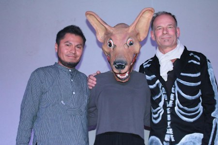 Humboldt und seine Reise nach Mictlán- Foto mit allen drei Mitwirkenden. In der Mitte Sonja Frohleiks mit einem großen rötlich-braunen Kängurukopf